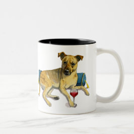 Niedlicher Brindle Hund, der Zweifarbige Tasse
