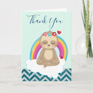 Niedlicher Brownsloth-meditierende Karte
