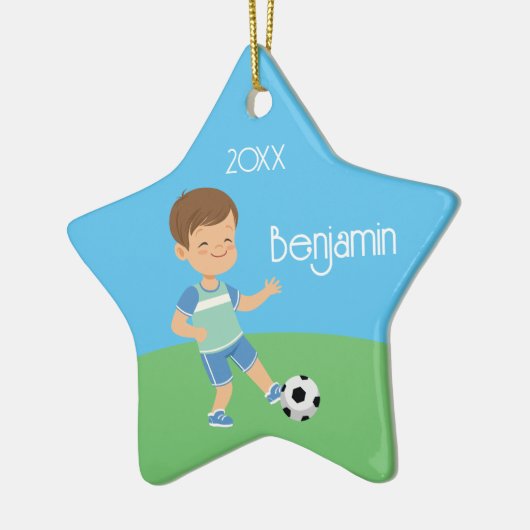 Niedlicher Brünetter Boy Soccer Personalisiert Wei Keramik Ornament (Links)