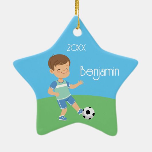 Niedlicher Brünetter Boy Soccer Personalisiert Wei Keramik Ornament (Hinten)