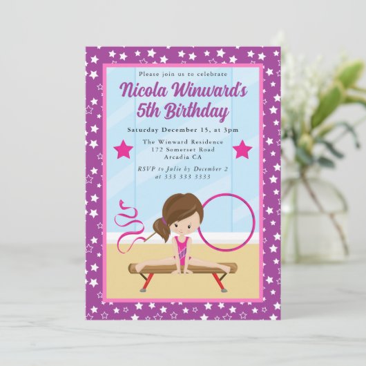 Niedlicher Brünetter Gymnast-Kindergeburtstag Einladung (Stehend Vorderseite)