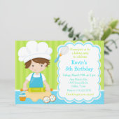 Niedlicher Brünetter Junge Backen Geburtstagsparty Einladung (Stehend Vorderseite)