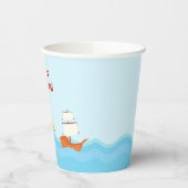 Niedlicher Brünetter Piratenjunge in Red Birthday Pappbecher (Links)