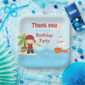 Niedlicher Brünetter Piratenjunge in Red Birthday Pappteller (Party)