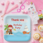 Niedlicher Brünetter Piratenjunge in Red Birthday Pappteller (Party)