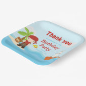 Niedlicher Brünetter Piratenjunge in Red Birthday Pappteller (Gewinkelt)