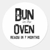 Niedlicher Bub im Ofen Fertigstellung bald Schwang Runder Aufkleber (Vorderseite)