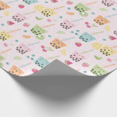 Niedlicher Bubble Tee auf hellrosa und weißem Stre Geschenkpapier (Ecke)
