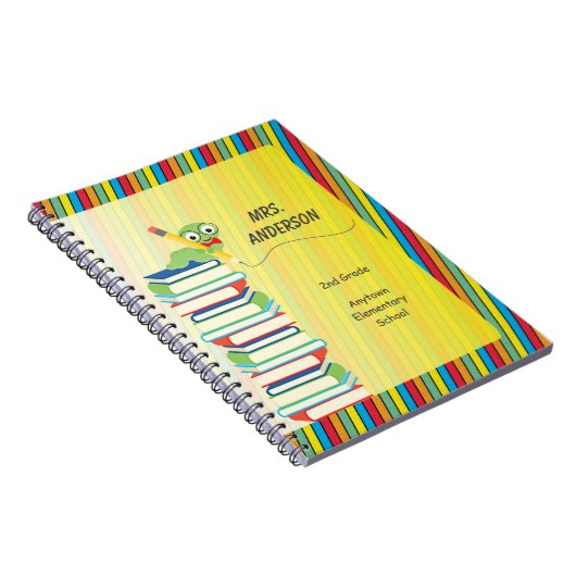 Niedlicher Bücherwurm, der auf den Büchern Notizblock (Rechte Seite)