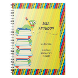 Niedlicher Bücherwurm, der auf den Büchern Notizblock