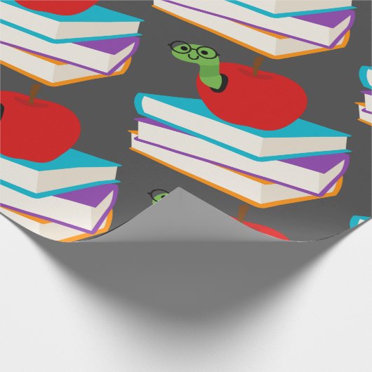 Niedlicher Bücherwurm mit Apfelkinderdesign Geschenkpapier (Ecke)