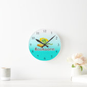 Niedlicher Buchwurm mit Brille Runde Wanduhr (Zuhause)