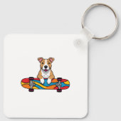 Niedlicher Bull Terrier auf einem Skateboard Schlüsselanhänger (Rückseite)