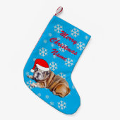 Niedlicher Bulldog mit Weihnachtsmannmütze Kleiner Weihnachtsstrumpf (Vorderansicht (hängend))