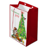 Niedlicher Bulldog und Weihnachtsbaum Mittlere Geschenktüte (Vorderseite Schrägansicht)