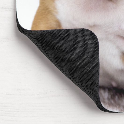 Niedlicher Bulldoggen-Welpe, der sich hinsitzt Mousepad (Ecke)
