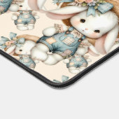 Niedlicher Bunny in Overalls mit Strohhut & Bow Schreibtischunterlage (Ecke)