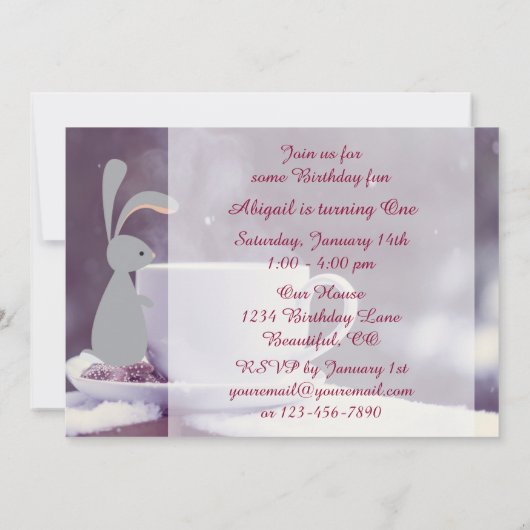Niedlicher Bunny und Tee Cup im Schnee 1. Geburtst Einladung (Rückseite)