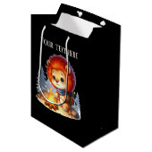 Niedlicher Camping Löwe fügt Text hinzu Mittlere Geschenktüte (Vorderseite Schrägansicht)