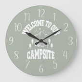 niedlicher Campingplatz - Willkommenskunst Große Wanduhr (Vorderseite)
