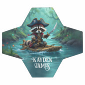 Niedlicher Captain Raccoon rammt den Fluss hinunte Fußball (Flach)