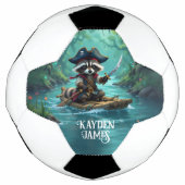 Niedlicher Captain Raccoon rammt den Fluss hinunte Fußball (Vorderseite)