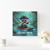 Niedlicher Captain Raccoon rammt den Fluss hinunte Quadratische Wanduhr (Zuhause)