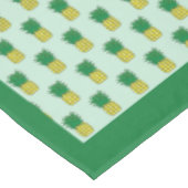 Niedlicher Cartoon Ananas tropisches hawaiianische Tischdecke (Schrägansicht)