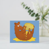 Niedlicher Cartoon Bär isst Honig Postkarte (Stehend Vorderseite)