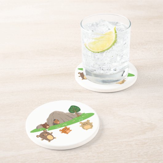 Niedlicher Cartoon Bears in einem Höhlenbezirk Getränkeuntersetzer (Seite)