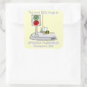 Niedlicher Cartoon Biene Dieses Buch gehört zu Lab Quadratischer Aufkleber (Tasche)