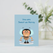 Niedlicher Cartoon Biene trägt Eimer aus Honig Postkarte (Stehend Vorderseite)