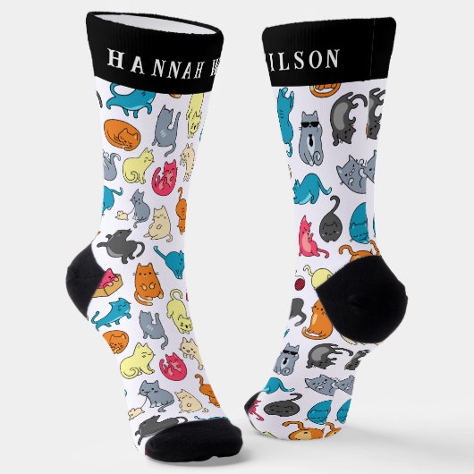 Niedlicher Cartoon Cats Muster | Monogramm Socken (Gewinkelt)