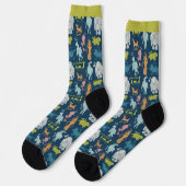 Niedlicher Cartoon Cryptids Cryptozoology Guide Socken (Linkes Detail)