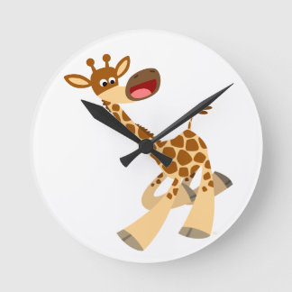 Niedlicher Cartoon, der Giraffenmauer verliebt Runde Wanduhr