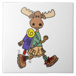 Niedlicher Cartoon der Moose Hiker Fliese<br><div class="desc">Cooler,  einzigartiger Elchwandern und Camping-Cartoon ist beliebt bei Wanderern und Campern und Naturliebhabern,  Elchliebhabern und Rucksackfans.</div>