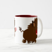Niedlicher Cartoon, der wilder Eber-Tasse strahlt Zweifarbige Tasse (VorderseiteRechts)