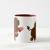 Niedlicher Cartoon, der wilder Eber-Tasse strahlt Zweifarbige Tasse (Mittel)