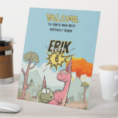 Niedlicher Cartoon Dinosaur Geburtstag Sockelschild (In Situ)