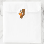 Niedlicher Cartoon Eichhörnchen mit Brille Lesebuc Runder Aufkleber (Tasche)