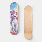 Niedlicher Cartoon Einhorn Fliegen in Sky Skateboard (Vorderseite)