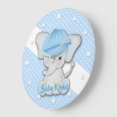 Niedlicher Cartoon-Elefant auf einem blauen Polka  Große Wanduhr (Winkel)