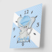 Niedlicher Cartoon-Elefant auf einem blauen Polka  Quadratische Wanduhr (Winkel)