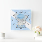 Niedlicher Cartoon-Elefant auf einem blauen Polka  Quadratische Wanduhr (Zuhause)