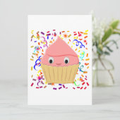 Niedlicher Cartoon Erdbeere Cupcake mit Confetti Einladung (Stehend Vorderseite)