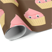 Niedlicher Cartoon Erdbeere Cupcake on Brown Geschenkpapier (Rolleneckpunkt)