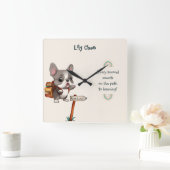 Niedlicher Cartoon Französischer Bulldog zurück in Quadratische Wanduhr (Zuhause)