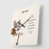 Niedlicher Cartoon Französischer Bulldog zurück in Quadratische Wanduhr (Winkel)