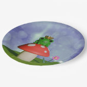 Niedlicher Cartoon Frog Tragen einer Krone auf ein Pappteller (Schrägansicht)