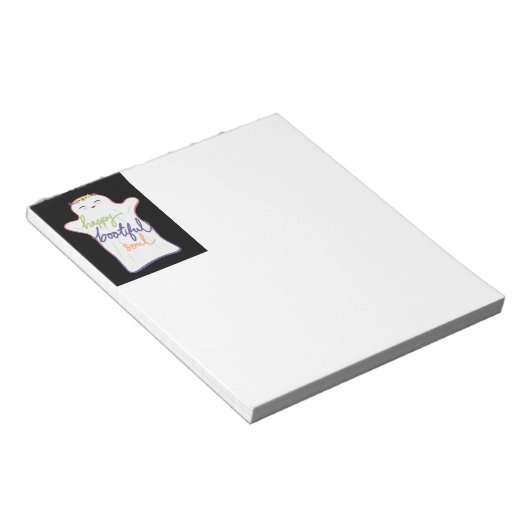 Niedlicher Cartoon-Ghost mit Textepad Notizblock (angewinkelt)